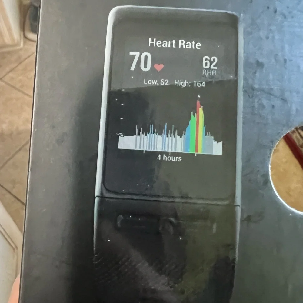 Garmin Vivoactive HR smartwatch- EUC - has hairline crack on face - STILL WORKS!